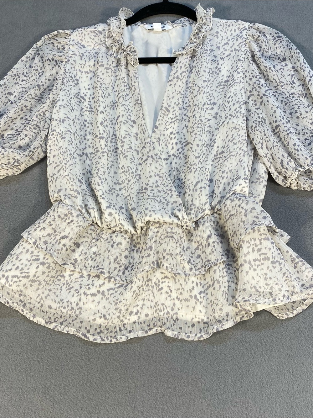 Express Women’s Cream and Light Gray Speckled Ruffled V-Neck Peplum Blouse, XS